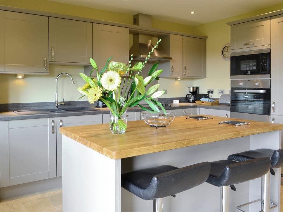 Well-equipped kitchen | The Haymakers - Paddockhall Cottages, Linlithgow, near Edinburgh 
