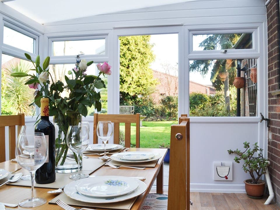 Pretty conservatory with direct access to the garden | Pam&rsquo;s Plaice, Offord D&rsquo;Arcy, near Godmanchester