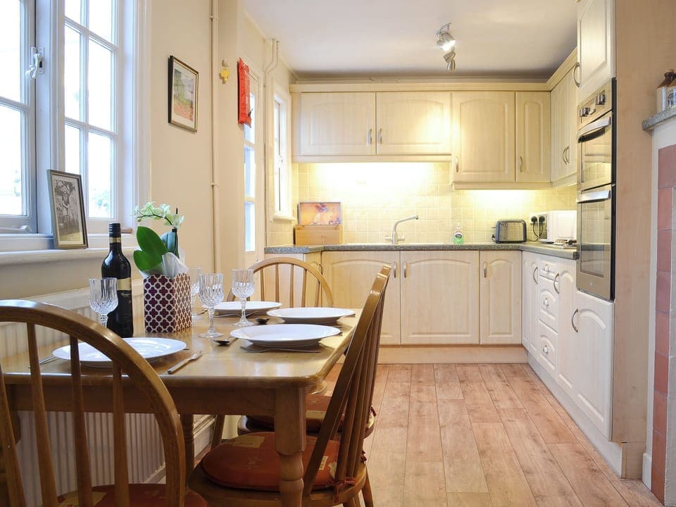 Charming kitchen/diner with farmhouse-style table and chairs | Pam&rsquo;s Plaice, Offord D&rsquo;Arcy, near Godmanchester