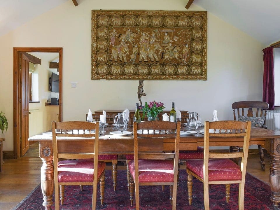Spacious dining room | Swallow Barn, Warkworth, Banbury