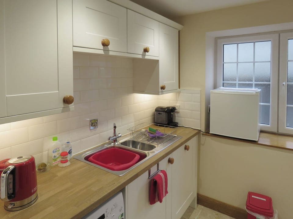 Well-equipped fitted kitchen | Dippers&rsquo; Folly - Jeffries Mill Cottages, Spring Gardens, Frome