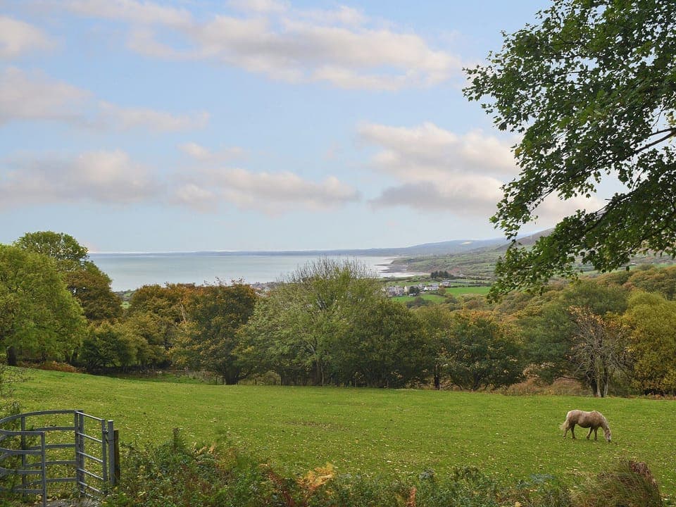 Sitting-out-area | Llwyn y Brig Isaf, Trefor, nr. Caernarfon