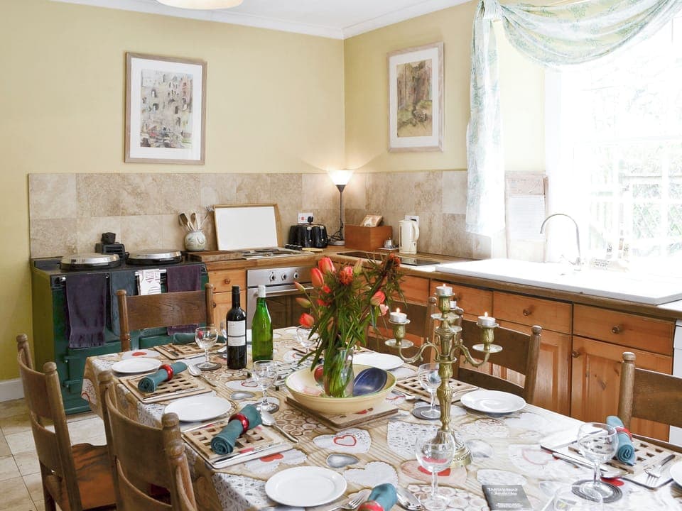 Well-equipped kitchen with dining area | Lochside Garden House - Lochside, Town Yetholm, near Kelso