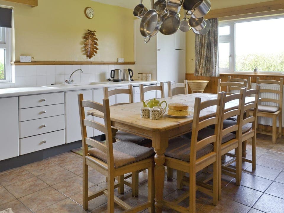 Well-equipped kitchen with dining table | Trew House, Stratton, Bude
