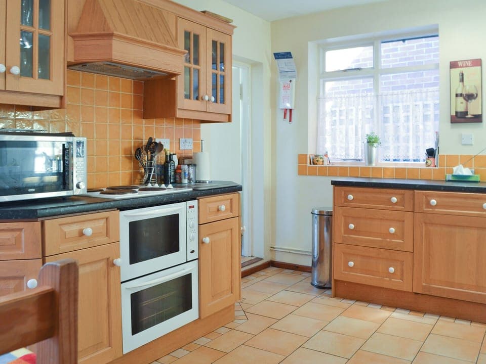 Spacious kitchen | Tudor Cottage - Tudor Cottages, Romsey