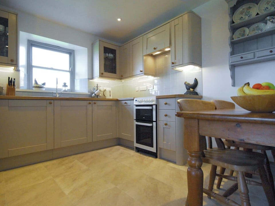 Well-equipped kitchen with convenient dining area | Robin&rsquo;s Nest, Kerrow Farm, Sennen