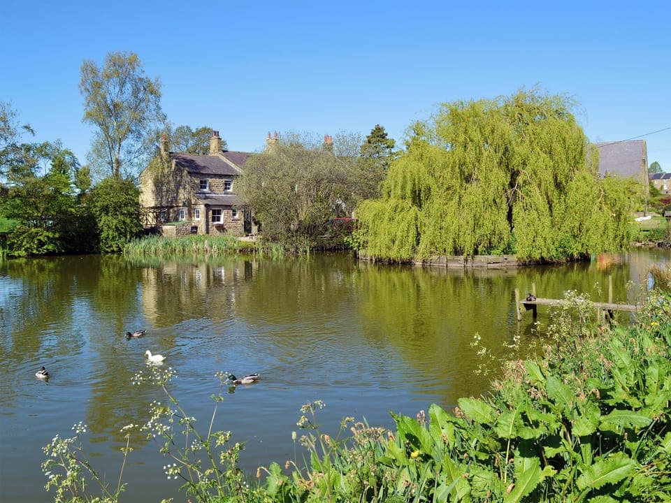 Quintessential Yorkshire village, with a duck pond | Crown Courtyard Cottage, Grewelthorpe, near Masham