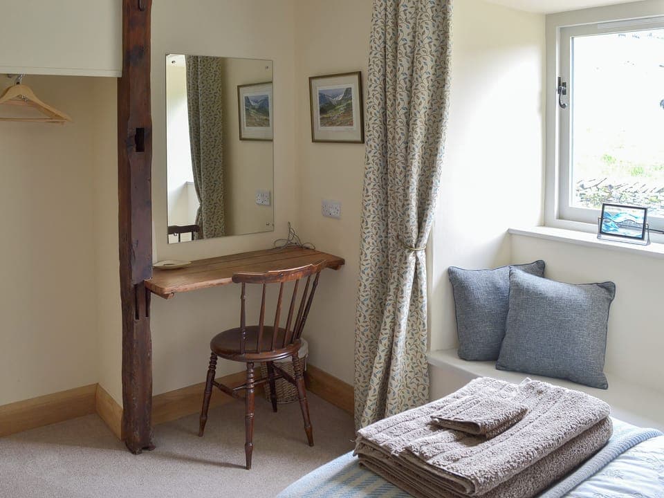 Sunny twin bedded room | Brow View Cottage, Ravenstonedale, near Kirkby Stephen