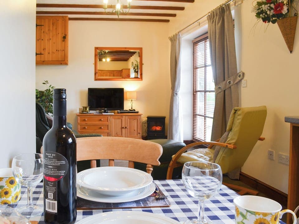 Open plan living space | Beudy Bach - Parciau Farm Cottages, Caernarfon