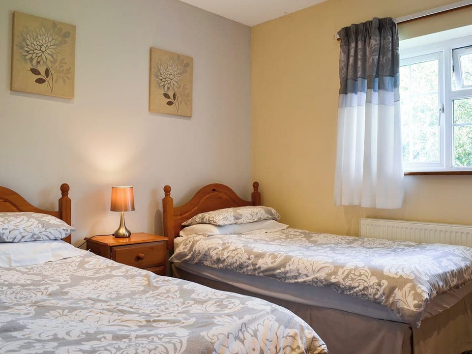 Twin bedroom with en-suite bathroom | Black Horse Cottage, Pentraeth, near Beaumaris