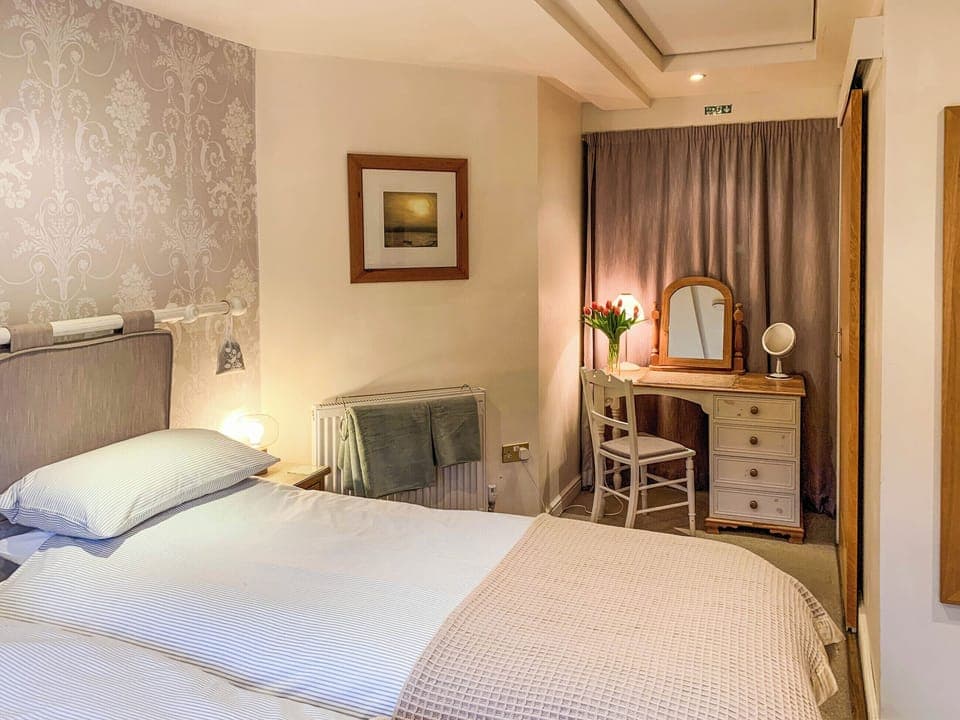 Twin bedroom | Appleshine Cottage, Almondbury