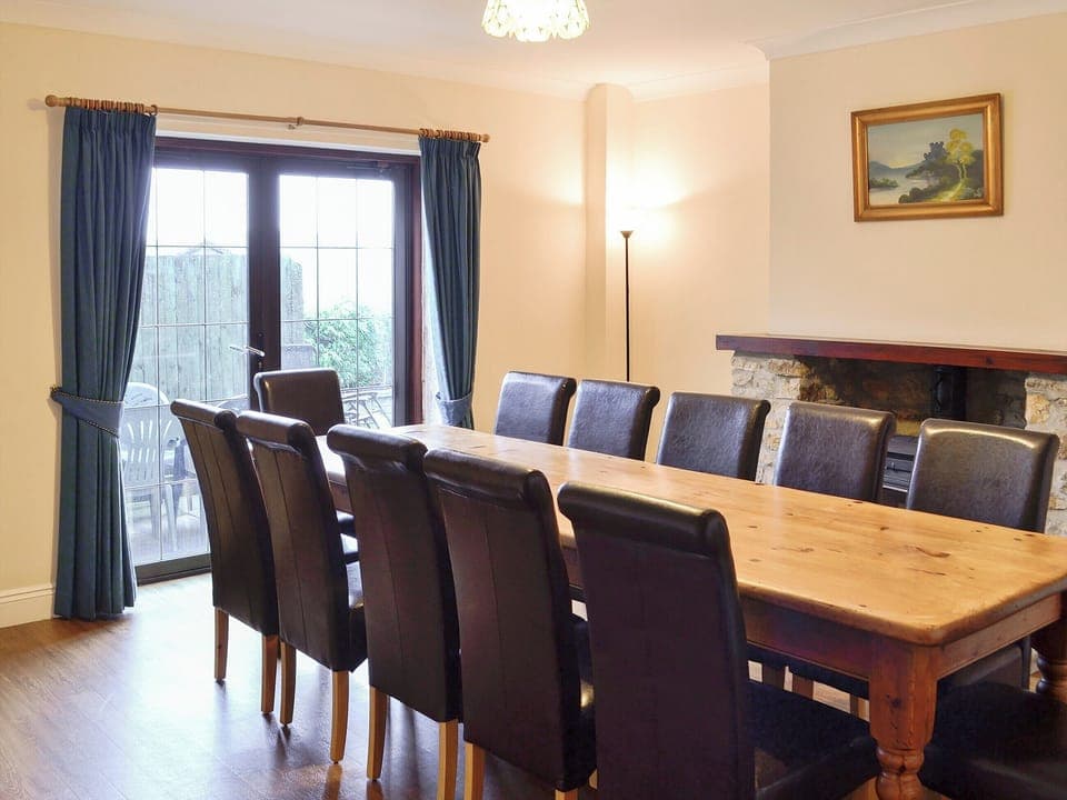 Stylish contemporary dining area | Canon Court Farmhouse, Milborne Port, near Sherborne