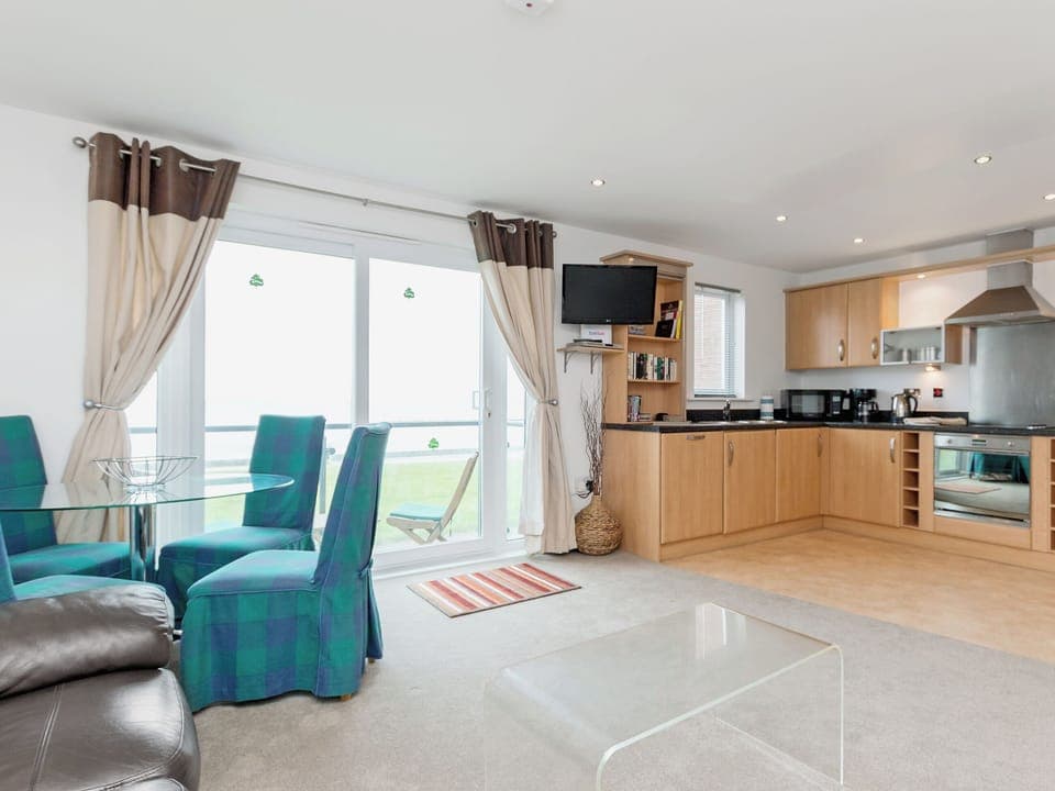 Open plan living/dining room/kitchen | Beachlands, Gogledd