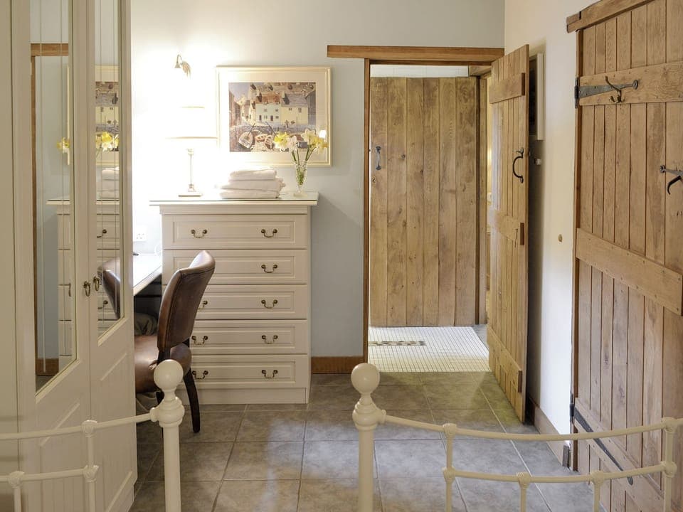 Dressing area of twin bedroom with access to shared wet-room | Riverside Cottage, Old Costessey