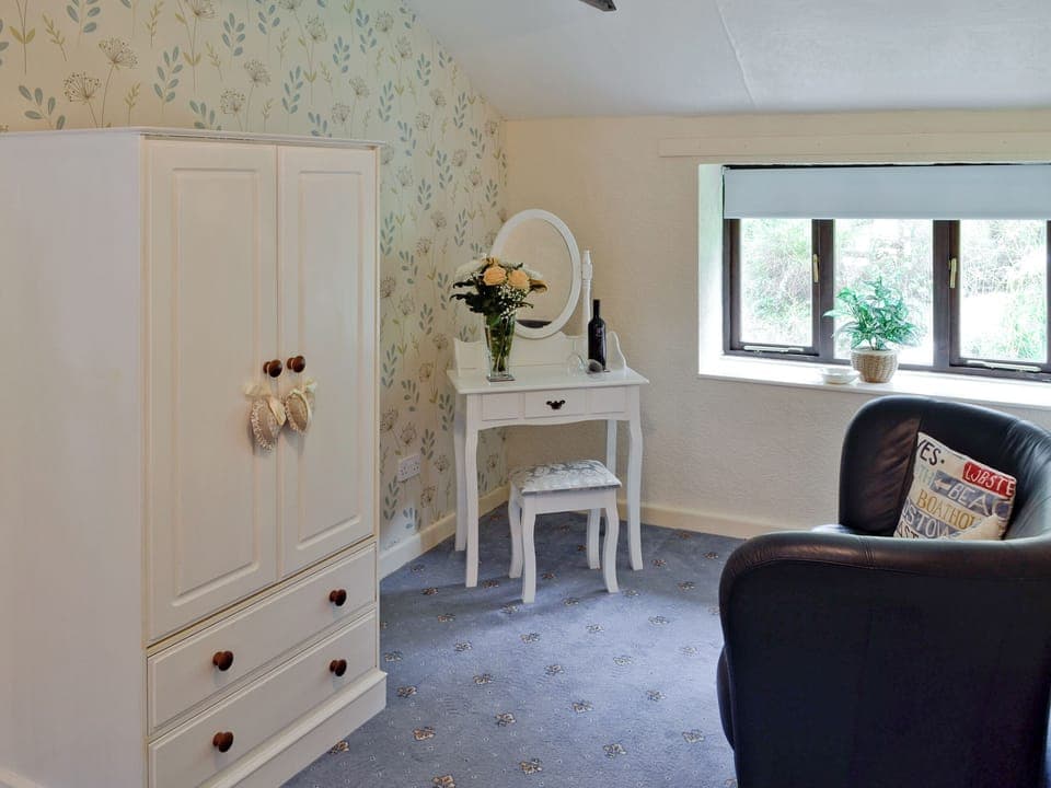 Dressing area of double room | Hayloft - Rosecraddoc Manor, Near Liskeard