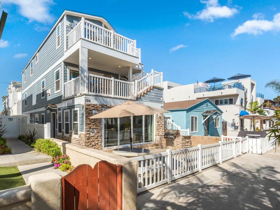 3200 sq ft. 6 bedrooms. 