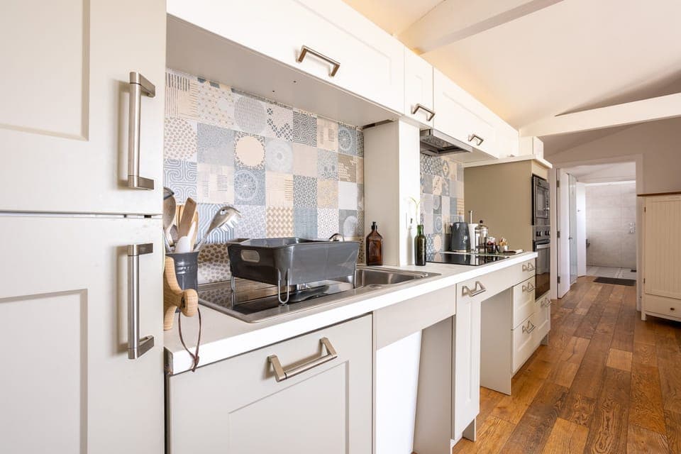 Owain's Lake View - Kitchen worktops - Llanfaelog