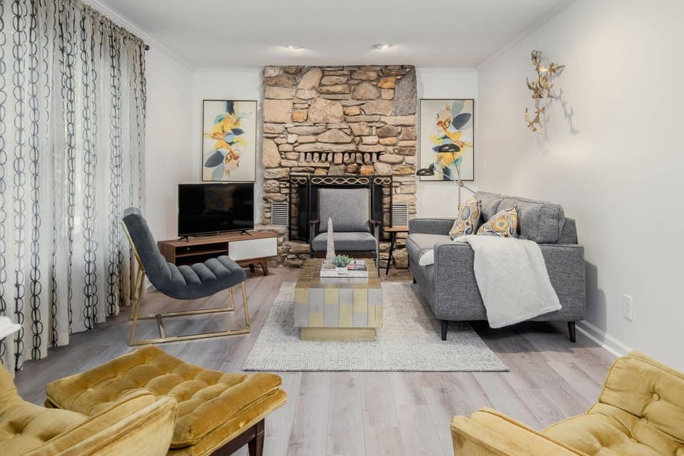 A little mountain glam - comfortable, modern cabin