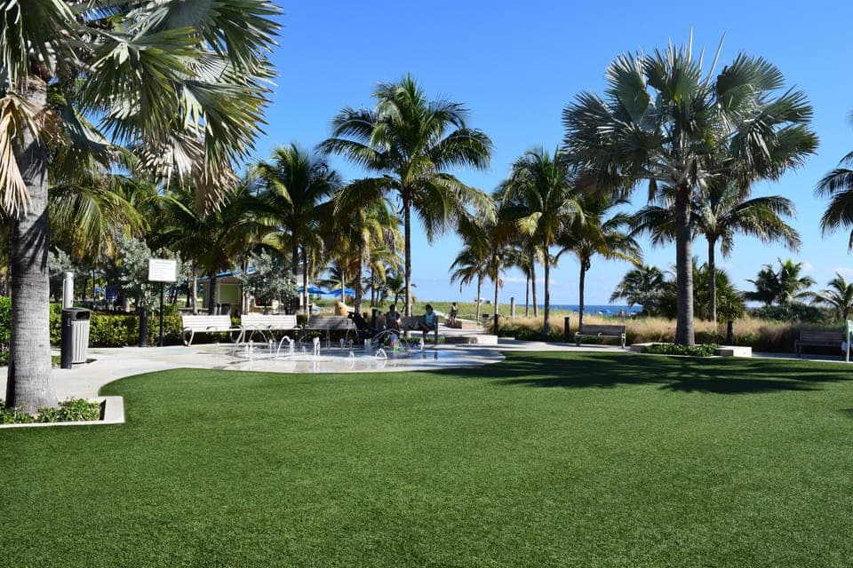 Play area , water fountains , food , ice cream, drinks by the beach entrance 