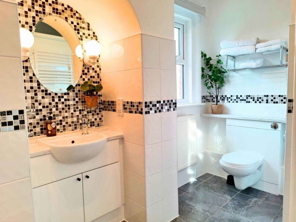 VICTORIA APARTMENT -  EN-SUITE SHOWER ROOM.