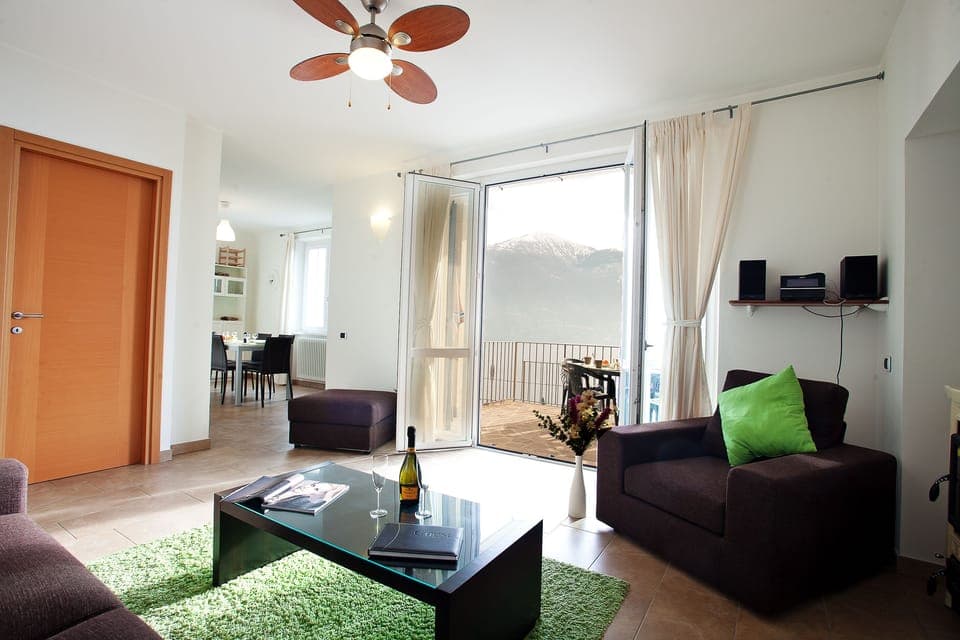 Open plan lake viewing