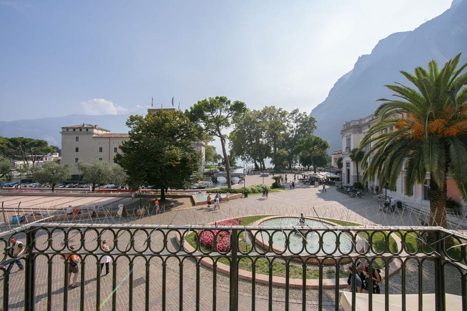 The amazing view on the square, the castle La Rocca, the fountain and the lake