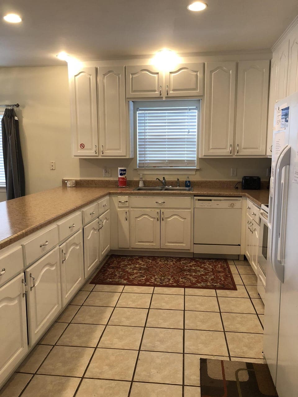 Full kitchen.