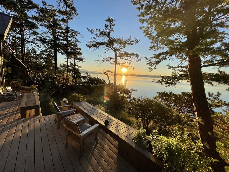 Savour life at the water’s edge from your spacious main deck