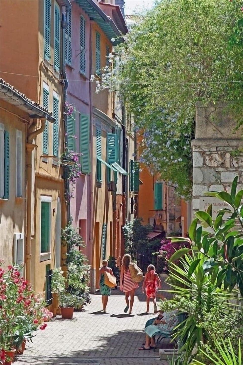 Off to the beach through the pedestrianised, meandering streets of 'Old Town'