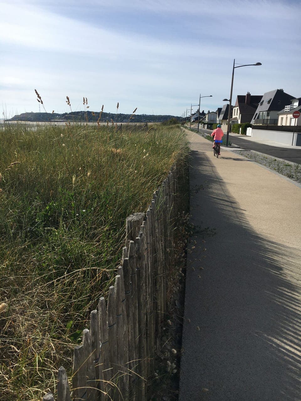 Seafront promenade for cyclists and walkers. Promenade au front de mer. 