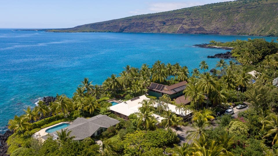 Located on the edge of Kealakekua Bay across from the Captain Cook Monument