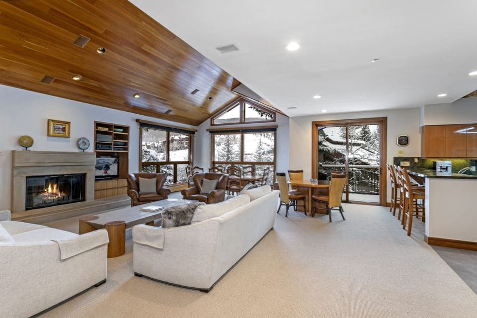 Living area, very large 