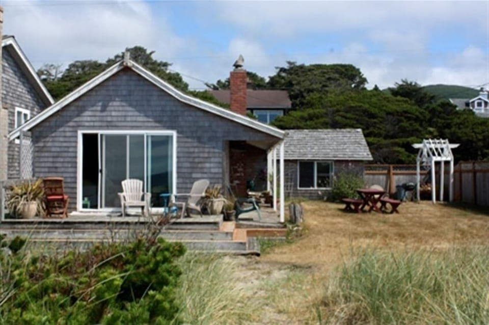 Front of house standing with back to the ocean.