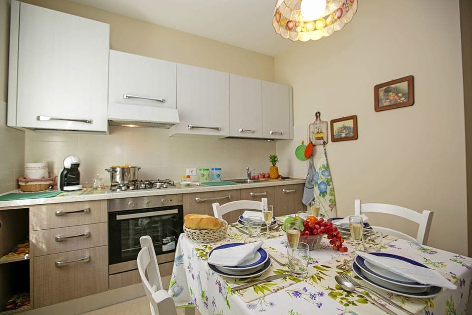 The kitchen with Oven, cooker hob and dishwasher