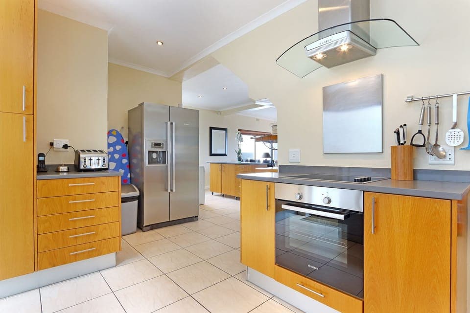 The kitchen with Bosch appliances and American Style fridge