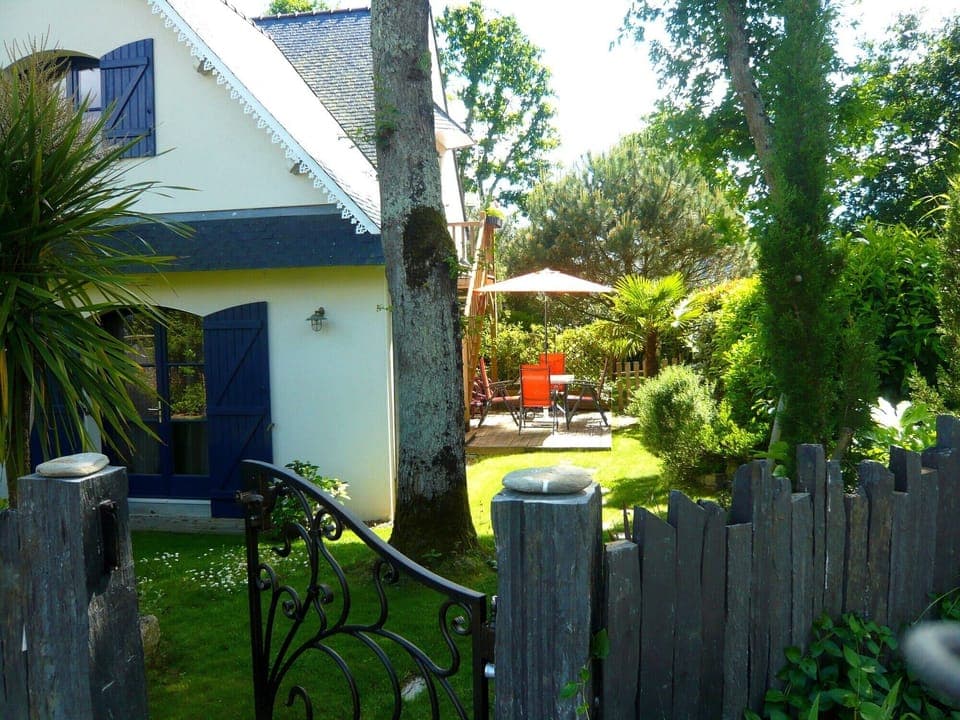 Private entrance of the apartment on the west side