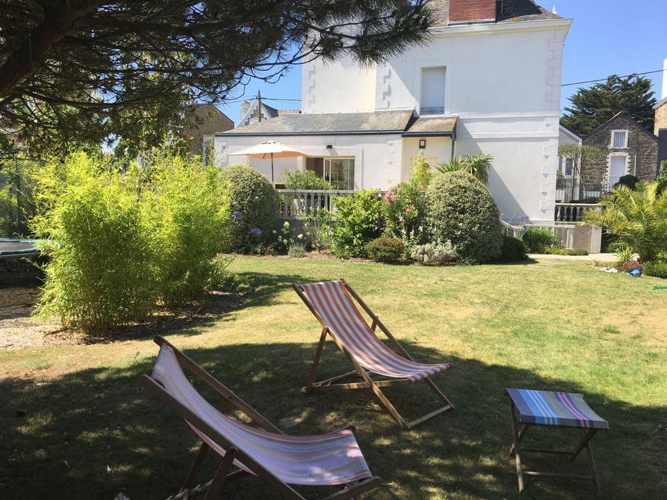 A beautiful quite garden near the beach ...