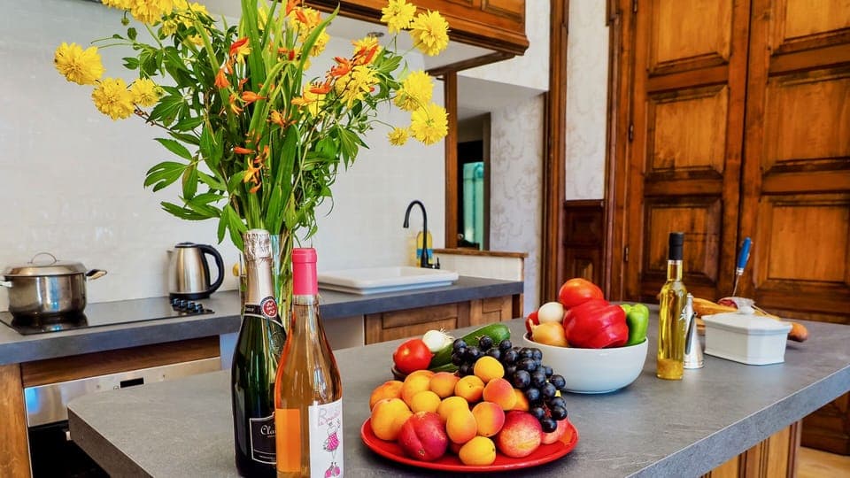 In the new fully equipped kitchen prepare delicious recipes