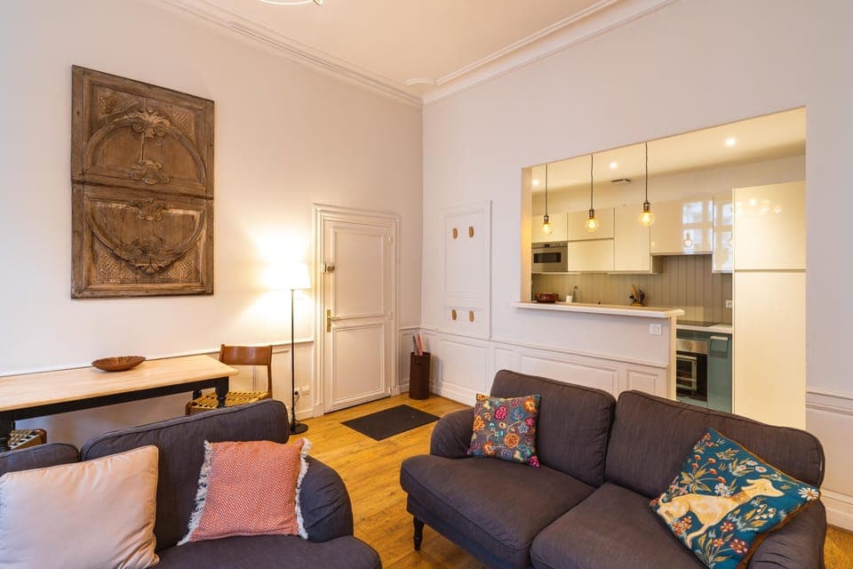 Fully equipped kitchen and dining area