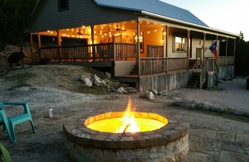 RUSTIC RETREAT - Custom rock fire pit for late night cocktails & host family catch up conversations.  AWESOME night time experience!