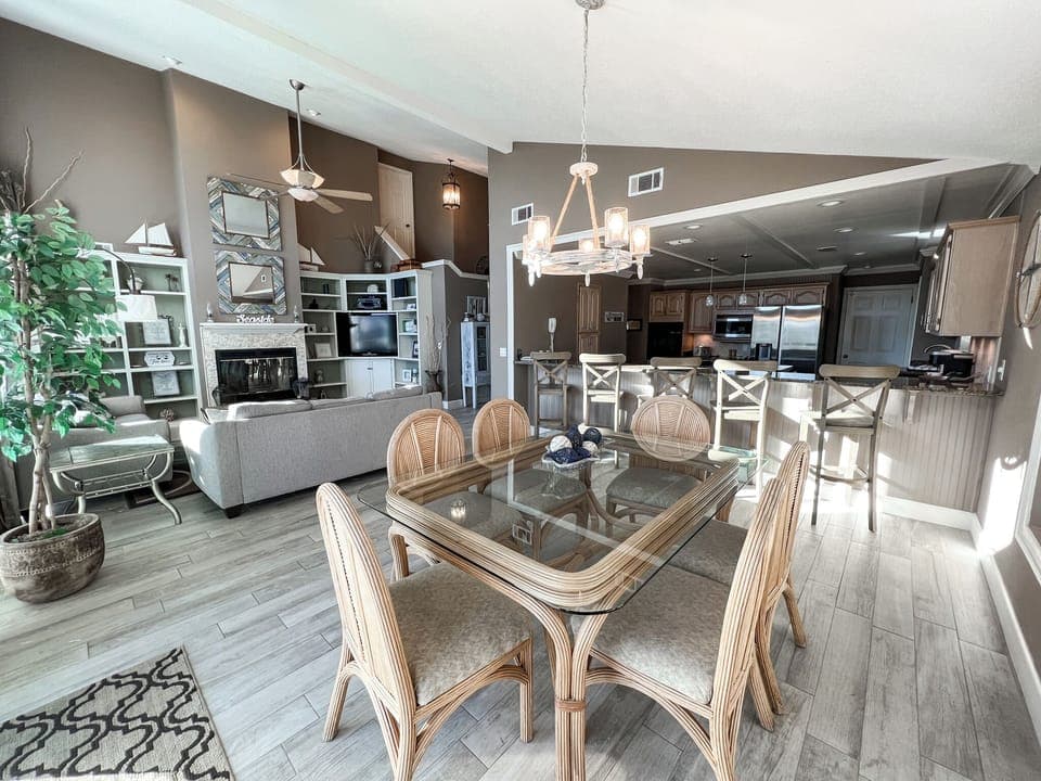 Dining Area, Bar Seating, Great for Families!