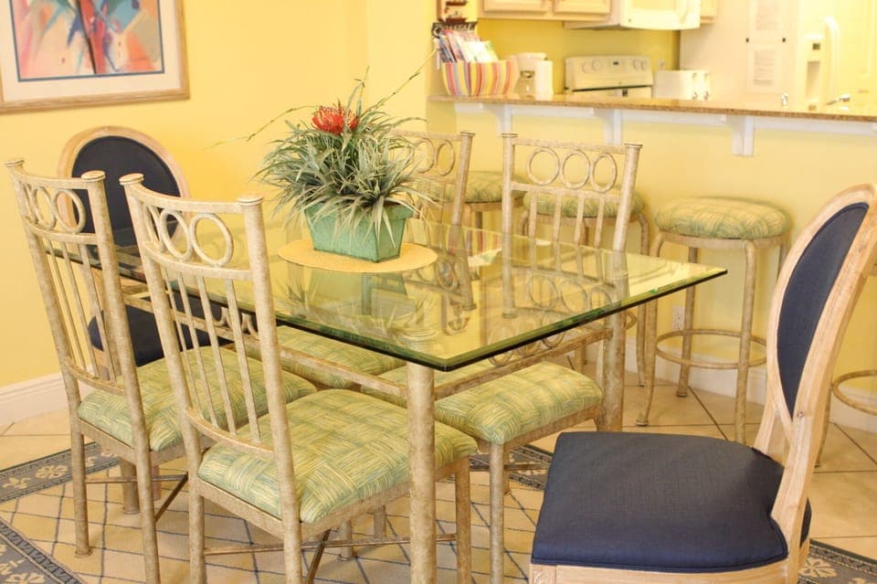 Dining table & bar area fit up to 10 people