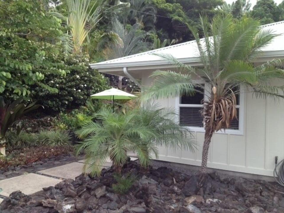 Front of cottage steps from parking.....