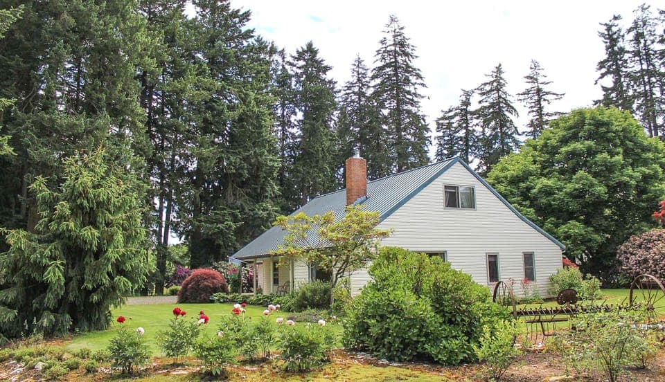 Driveway entrance around the front of the house. 