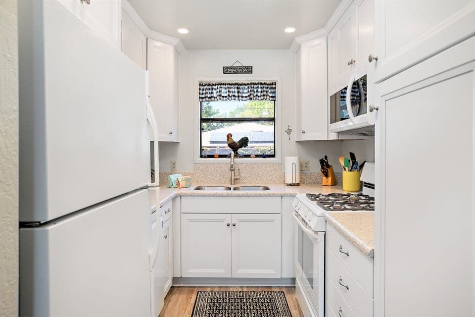 Kitchen has beautiful new countertops, dishwasher & microwave. Gas range/oven.