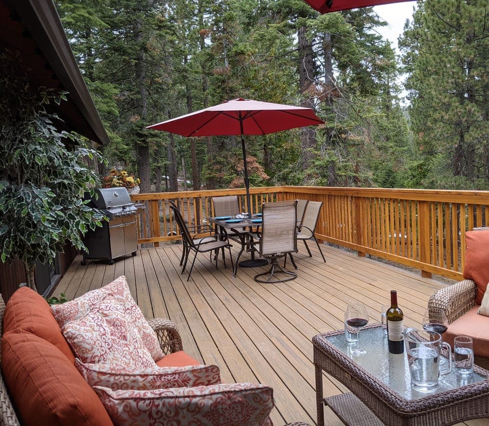 Private outside deck, dining and gas grill