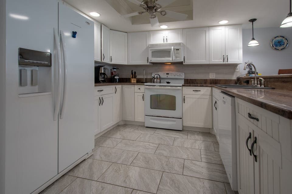 Full kitchen, granite, 26 cf frig, dish washer, glass top stove, micro, etc