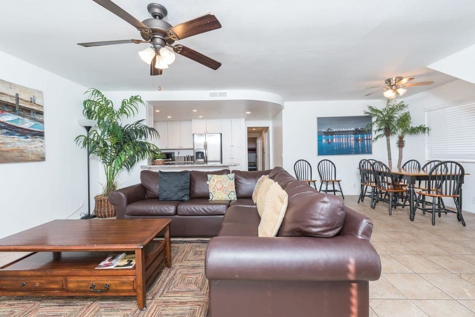 Light and bright motif enhances the open floor plan, while nicely accommodating a maximum of 8 guests.
                