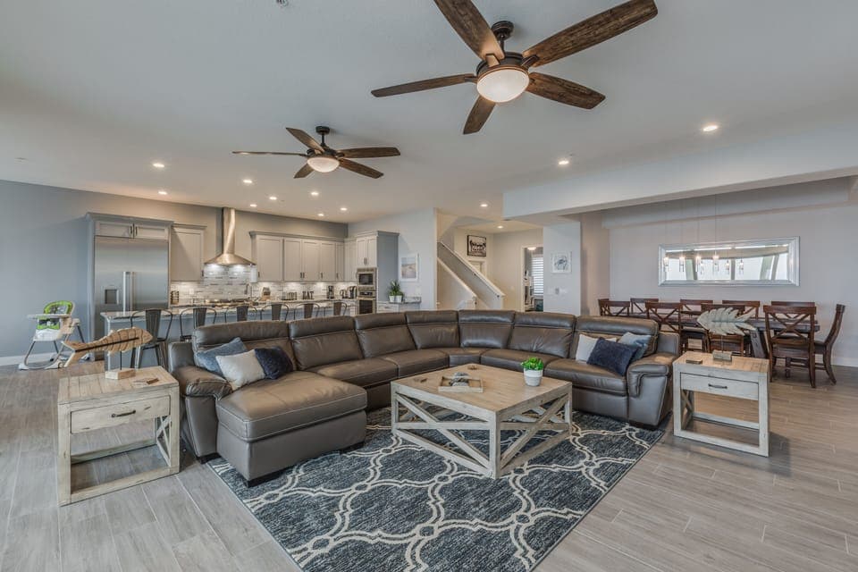 Large living area for the whole group. Open plan lets you all socialize. 