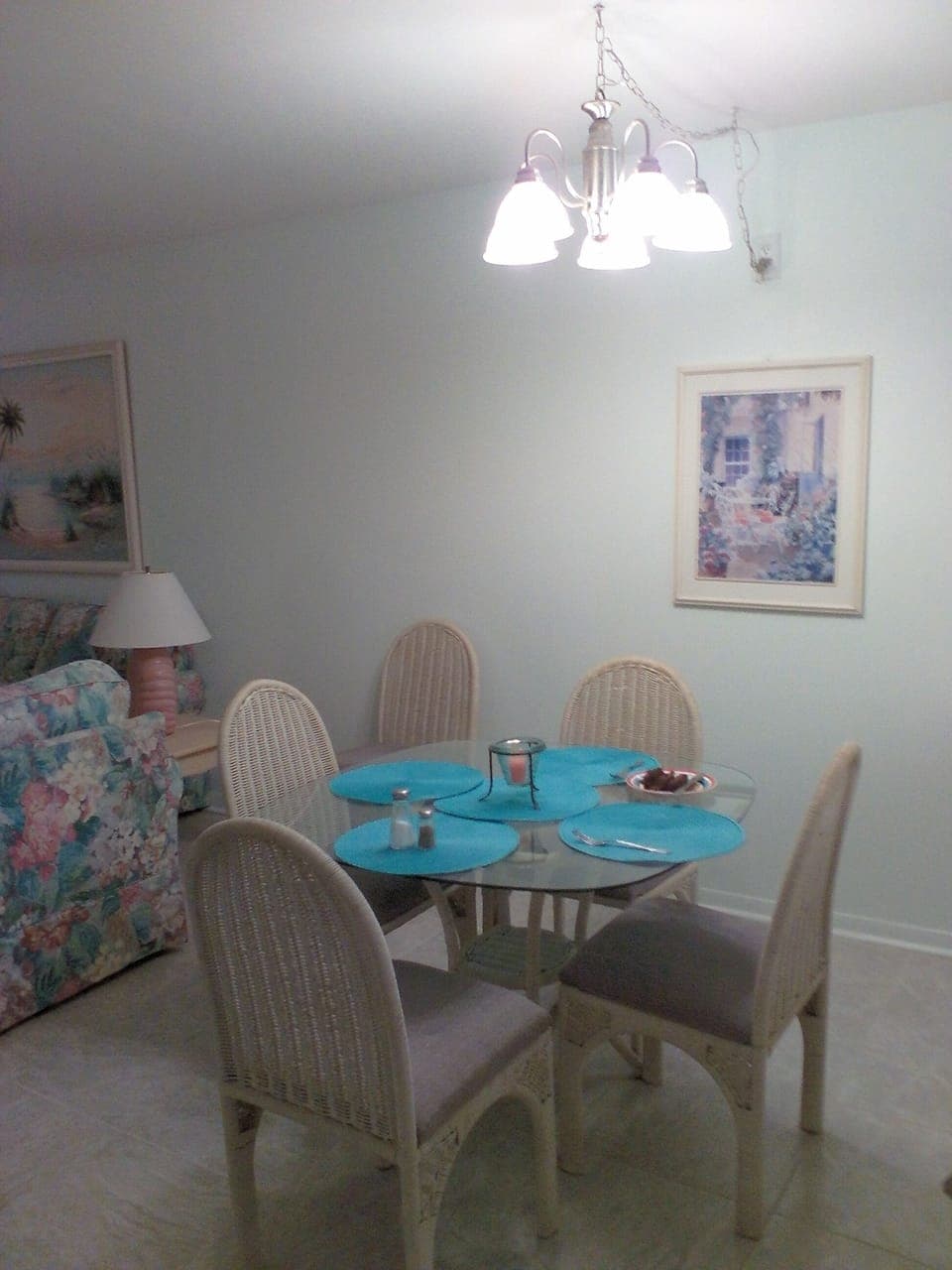 Dining area with seating for 6.